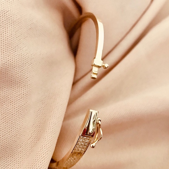 Real 18K Yellow Gold Love Bangle - Picture 5 of 7